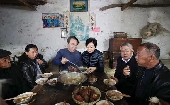 许家印这件事，最扎心的不是钱取不出来，而是法官反问律师的那句话：

“他老婆孩子