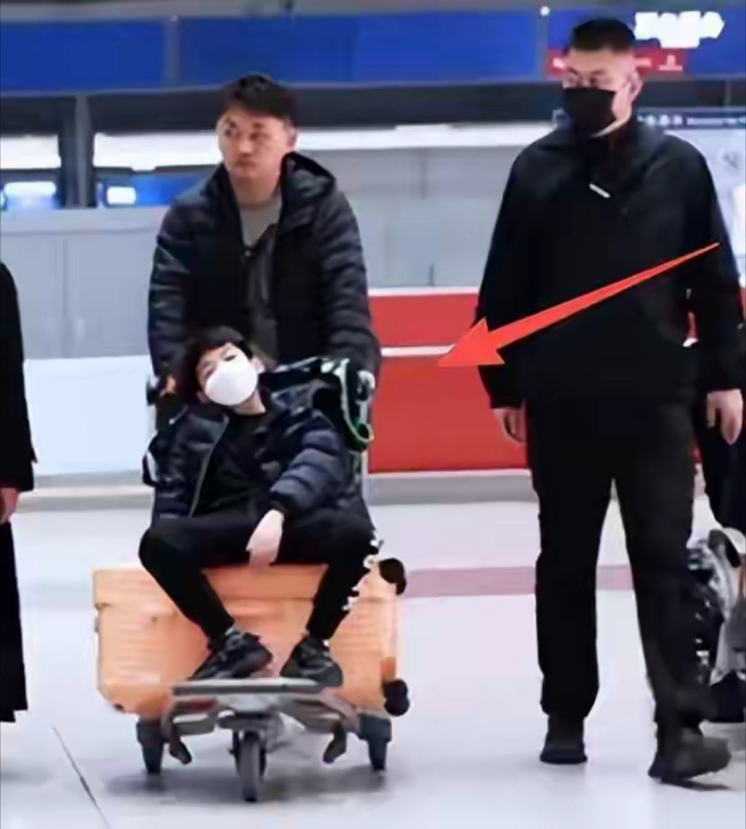 陈妍希真是体面人，送9岁儿子回陈晓家过年，儿子表情不太开心 