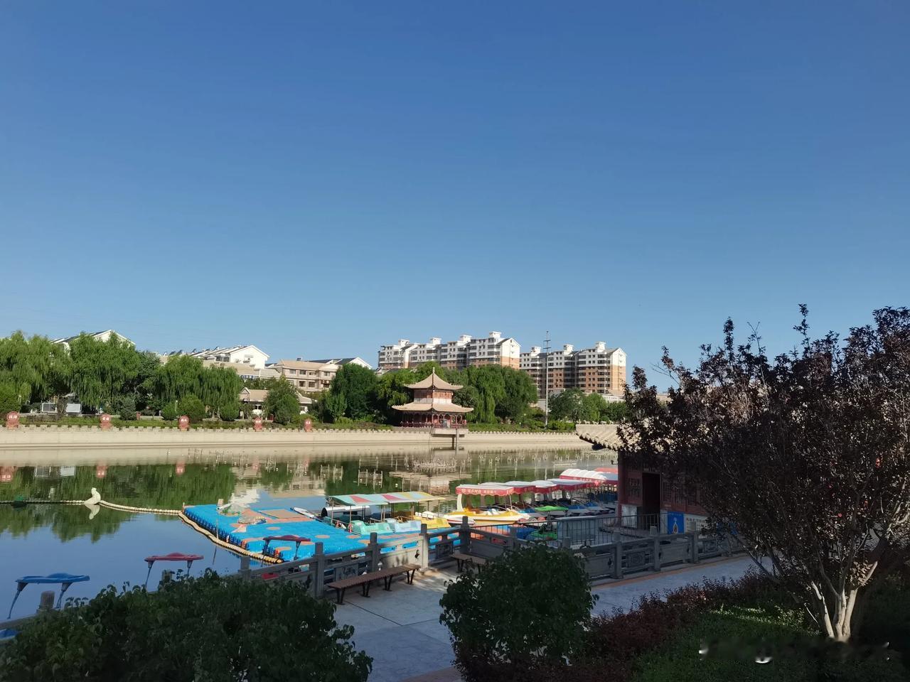 身为甘肃人，今年才第一次到敦煌。

其实我一直不太明白为什么总说敦煌是世界的敦煌