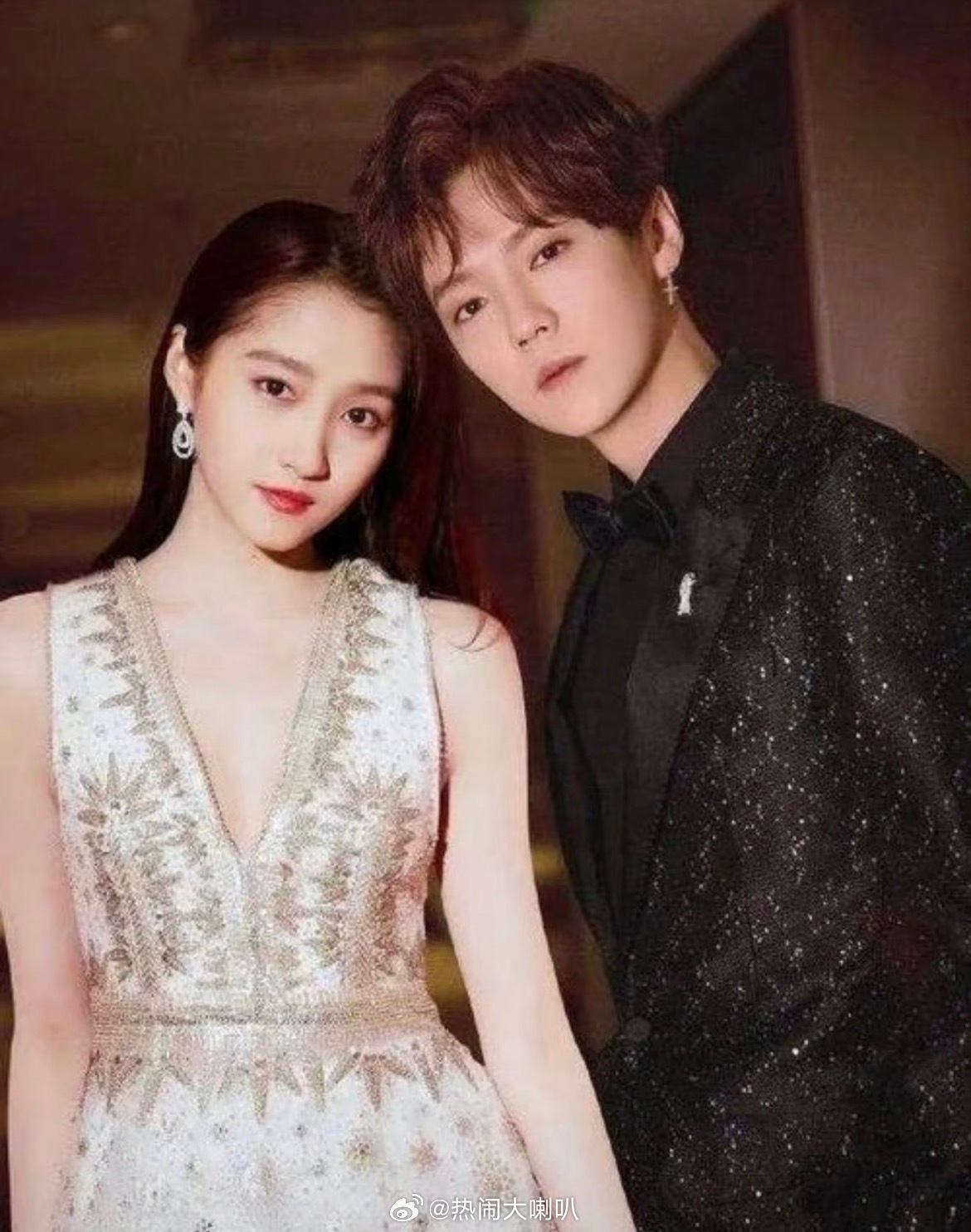 鹿晗 关晓彤他们分开原因主要是女方的妈妈不同意，其实我也不同意