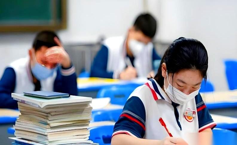 长沙一个学生，2022年中考，分数稳稳过了普高线。
家里人还没来得及开香槟，他爸