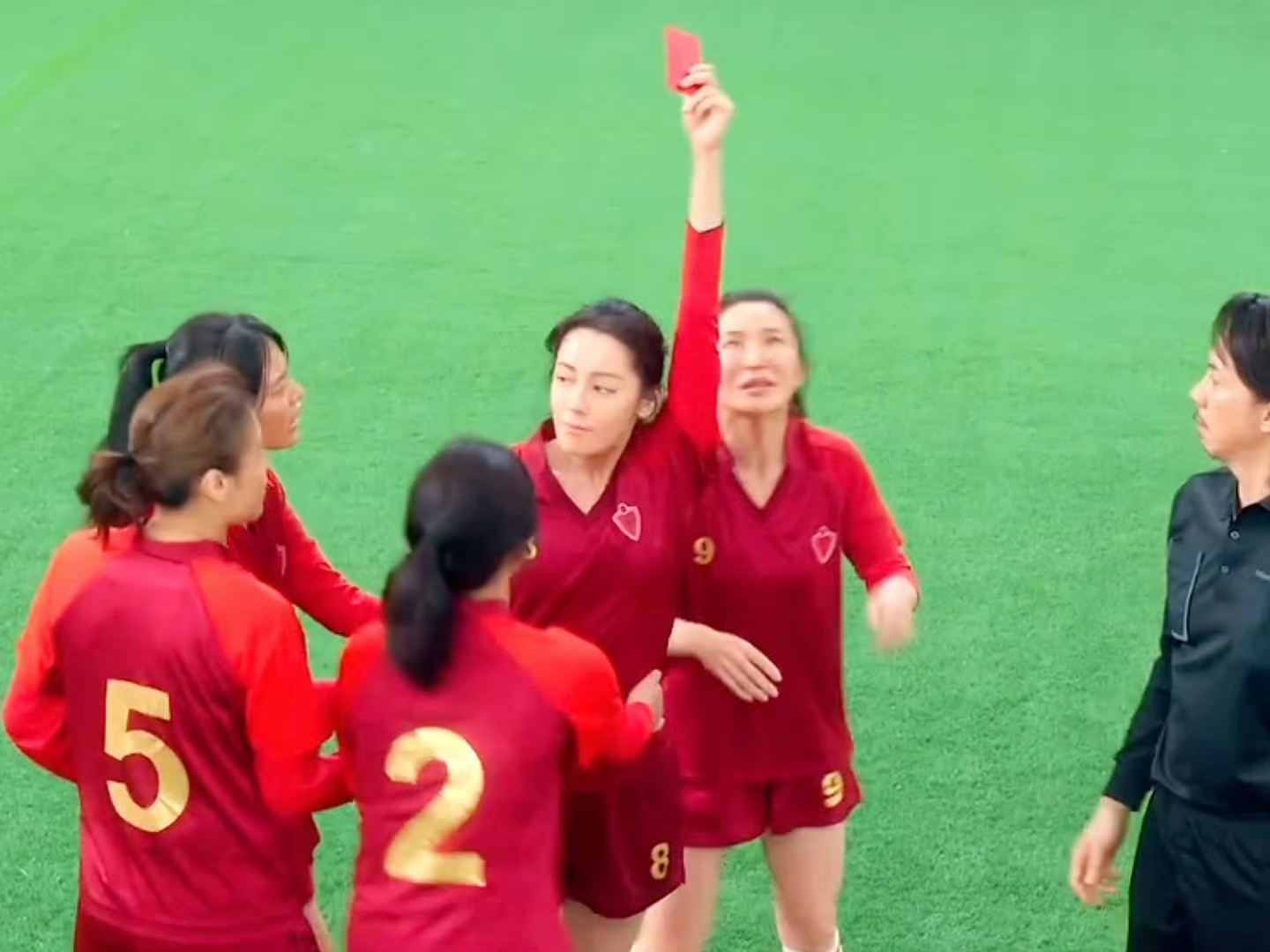 迪丽热巴《功夫女足》钰珑素颜状态，好帅的前锋