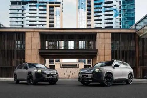 ‌舒适配置‌：入门即标配前排座椅加热/通风/按摩、女王副驾（带电动腿托）、哈曼卡