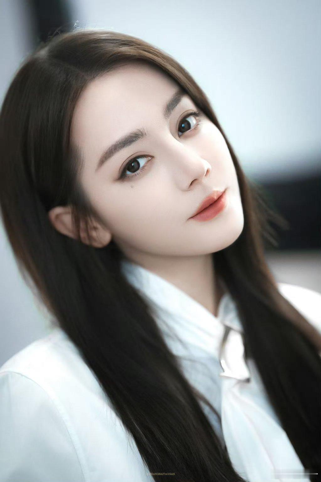 迪丽热巴VOGUE推后一天明天下午一点二十八分期待时尚女王窝瓜杂志 