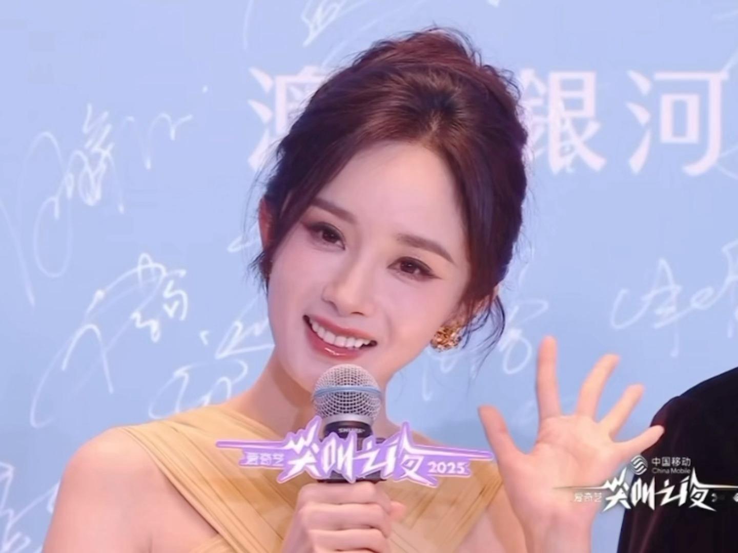 杨幂：祝大家都能把日子过出花来～🌸 