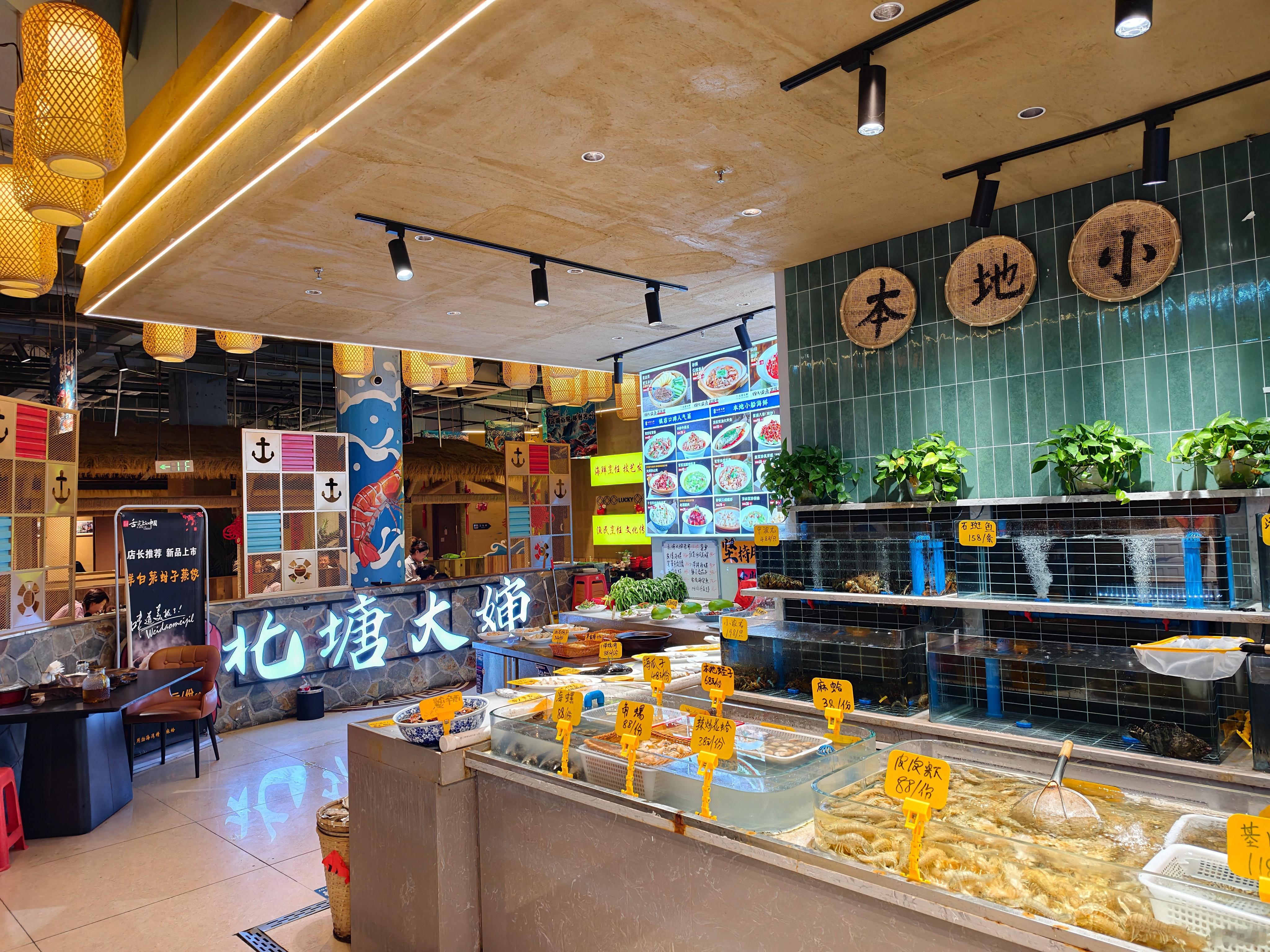 我老婆的大姨又来天津了，过两天要和我一起去大兴安岭玩，今晚请她出去吃饭，我们五个