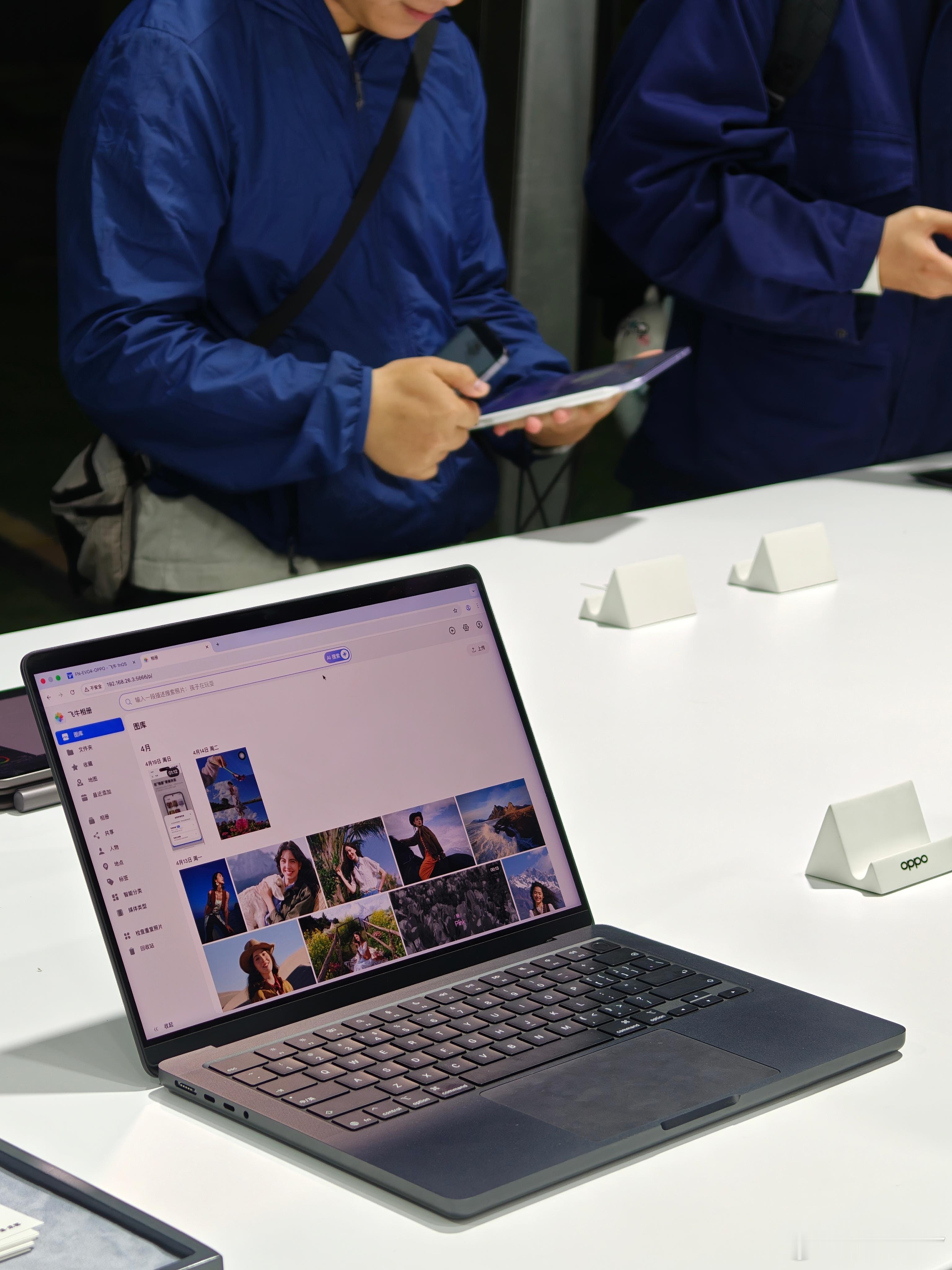 昨晚在OPPO新品体验区拍摄的上手图赏如果用一个词来形容，那就是说“顶级”顶级的