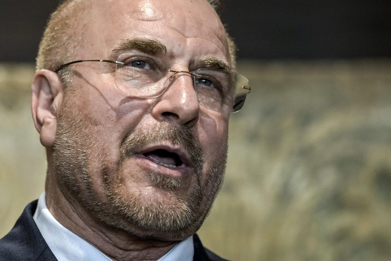 绝不屈服！
伊朗高层集体亮剑，美国极限施压彻底失效。
 
当地时间4月12日，美