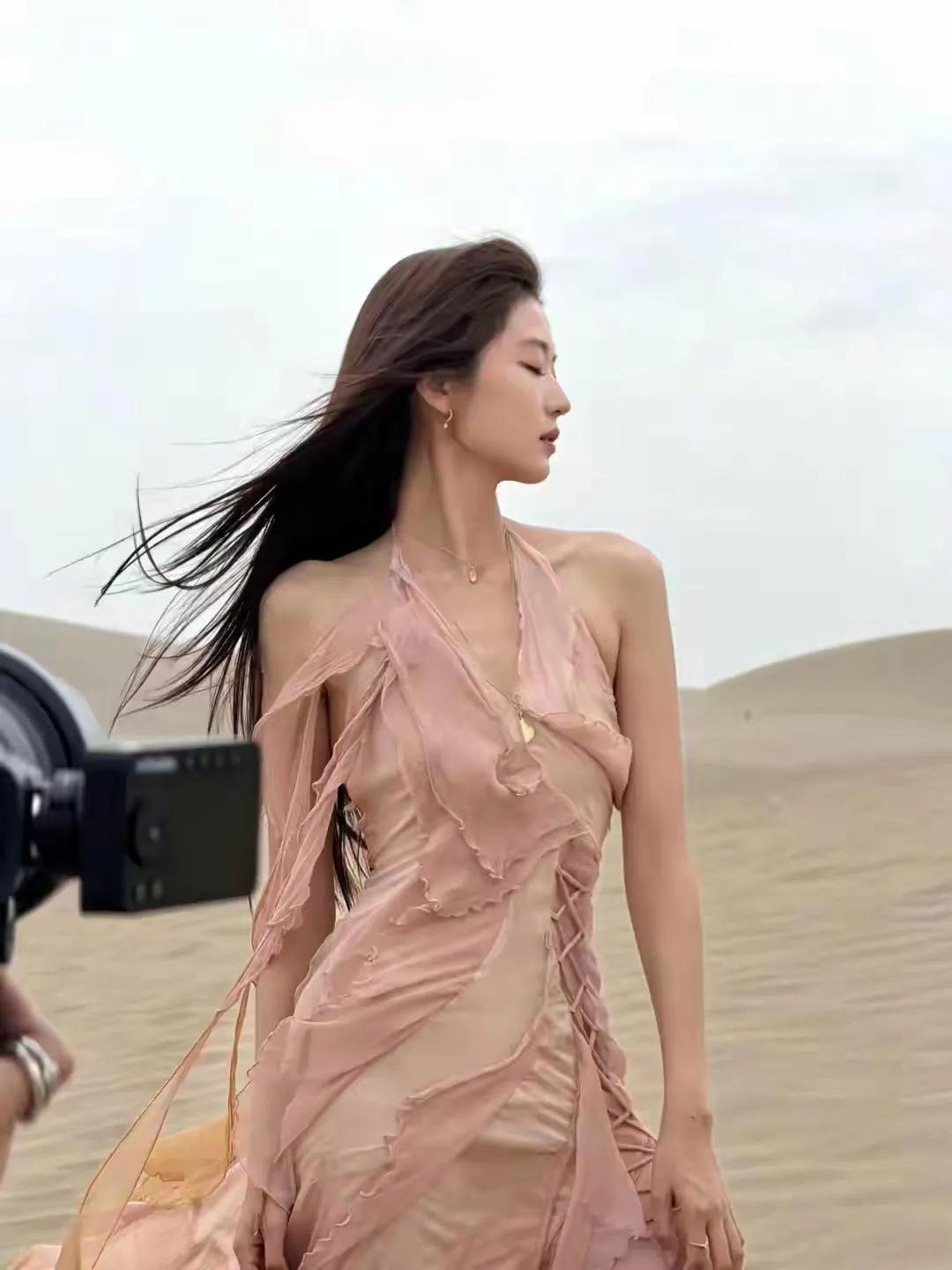 被孙千这组沙漠大片狠狠拿捏了！
一身裸色碎边纱裙，站在漫漫黄沙里。
风吹裙摆，自