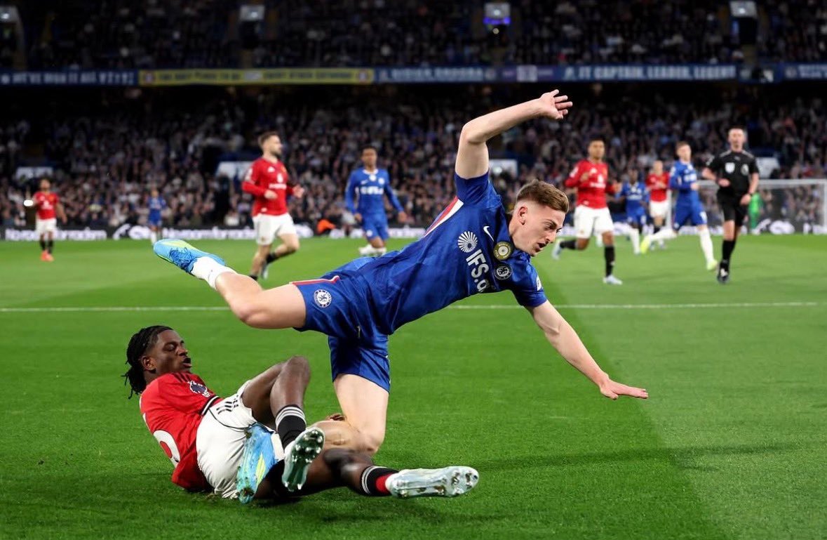 欧文·哈格里夫斯：布鲁诺·费尔南德斯是英超联赛中最好的球员。德布劳内曾有一段时间