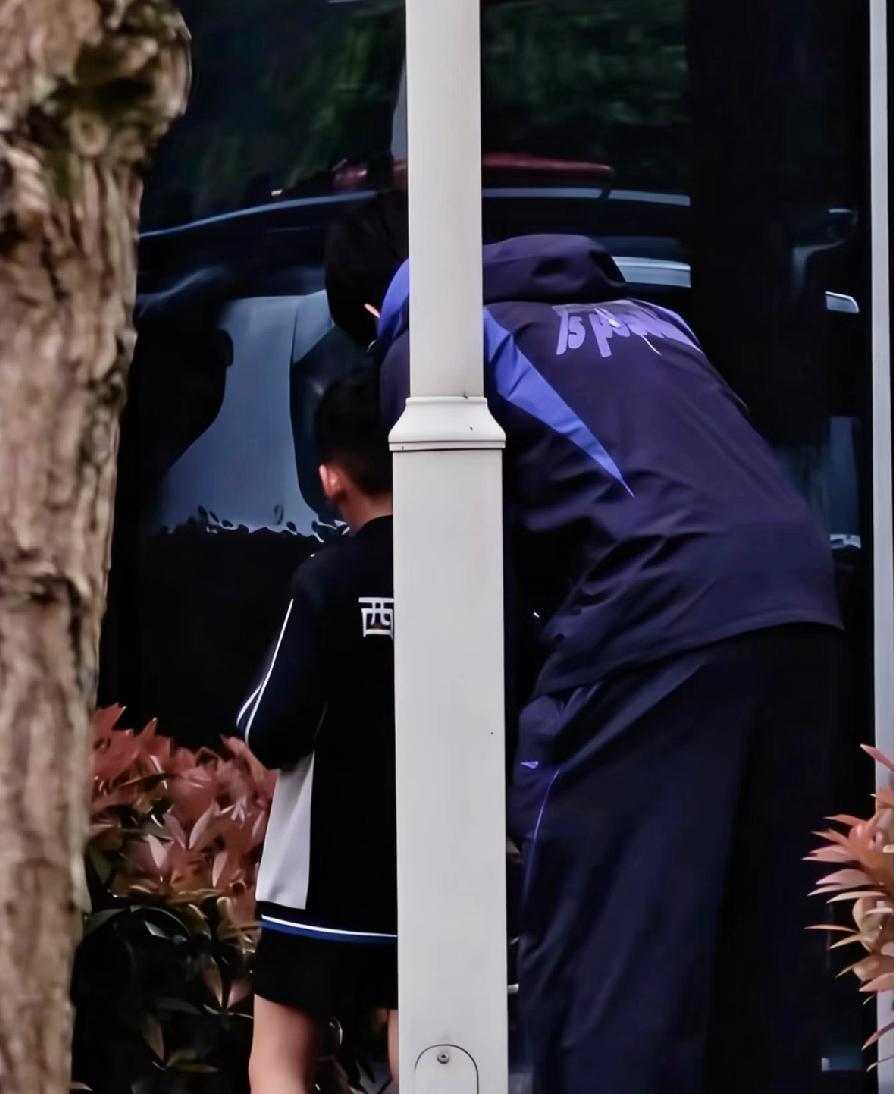 又被王楚钦暖到了，
一起和小朋友合影，
离开时还不忘摸摸孩子的头，
网友直呼心都