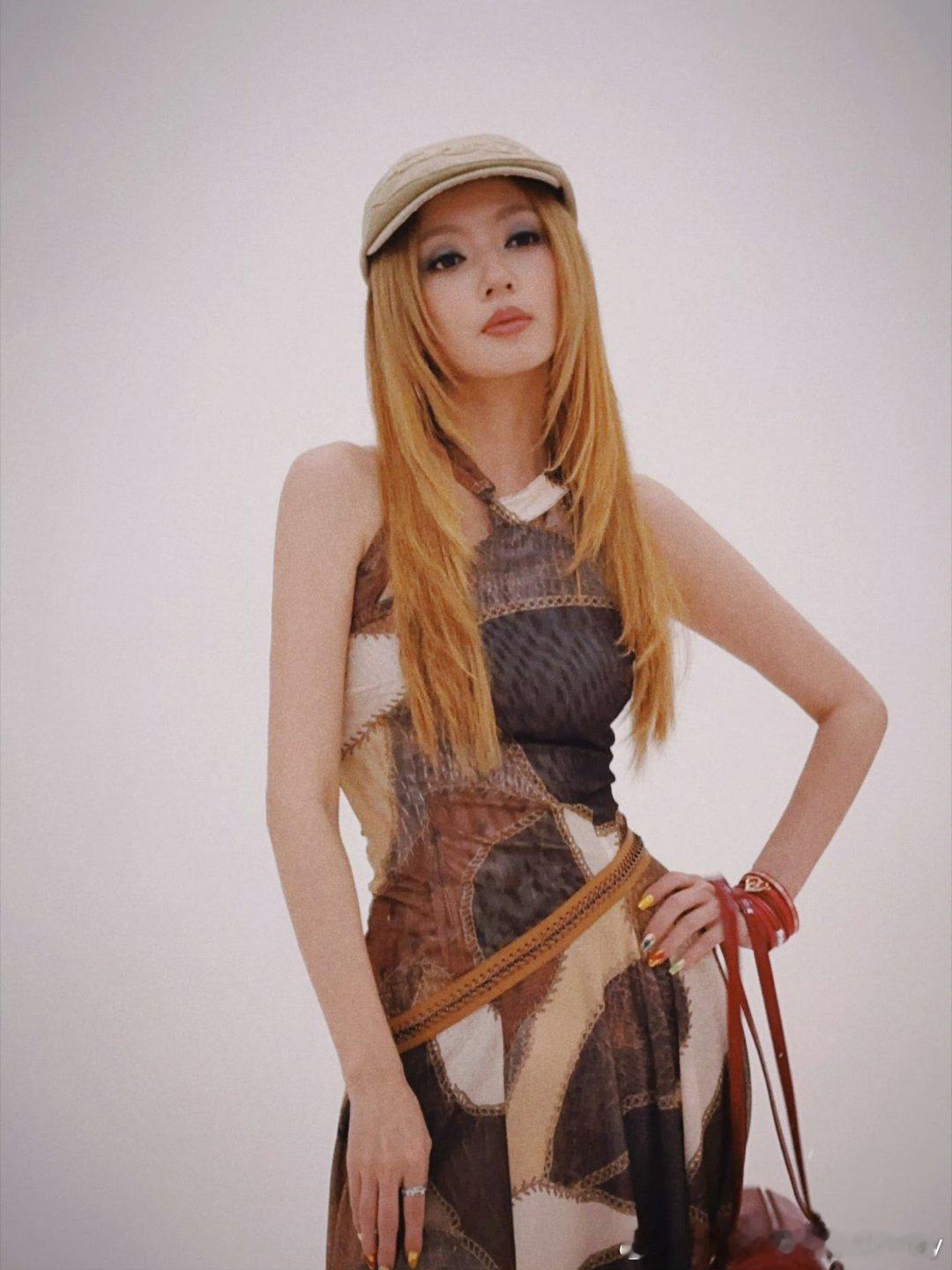 何瑞贤每一套都够本土人学好久这就是千禧辣妹风啊，知道有多丰富多彩了吧！何瑞贤好适