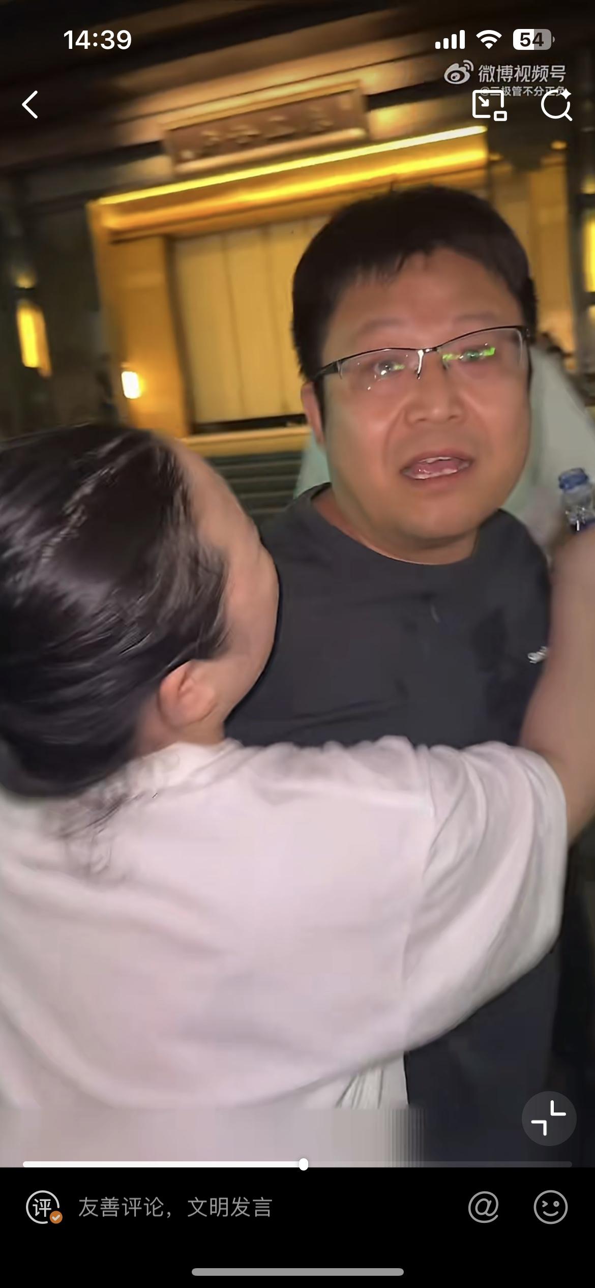 厦门男子酒后打网约车，把车内外吐了一身，不仅不清理，反而恶语相向，实在有点蛮横无