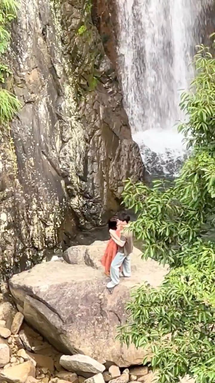 前几天刷到陈立农粉丝因为吻戏脱粉，一直不理解原来是因为这个视频，确实很难接受了真