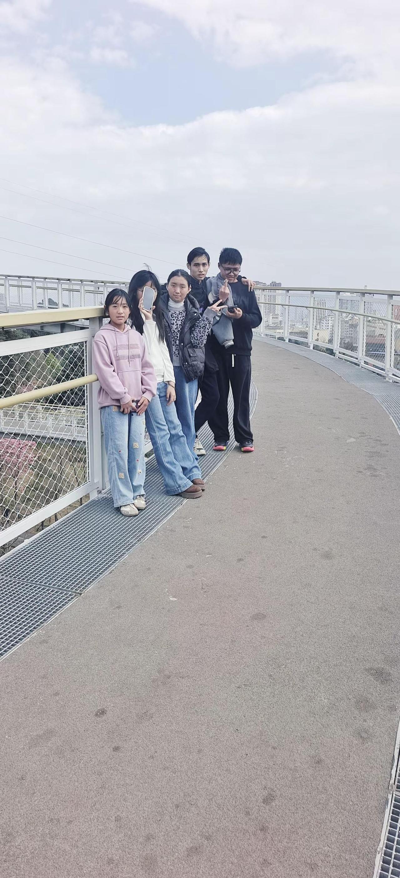 听着这歌，感慨太深，看着孩子，回想自己，一转眼，我也从一个懵懵懂懂的年纪咋就变成