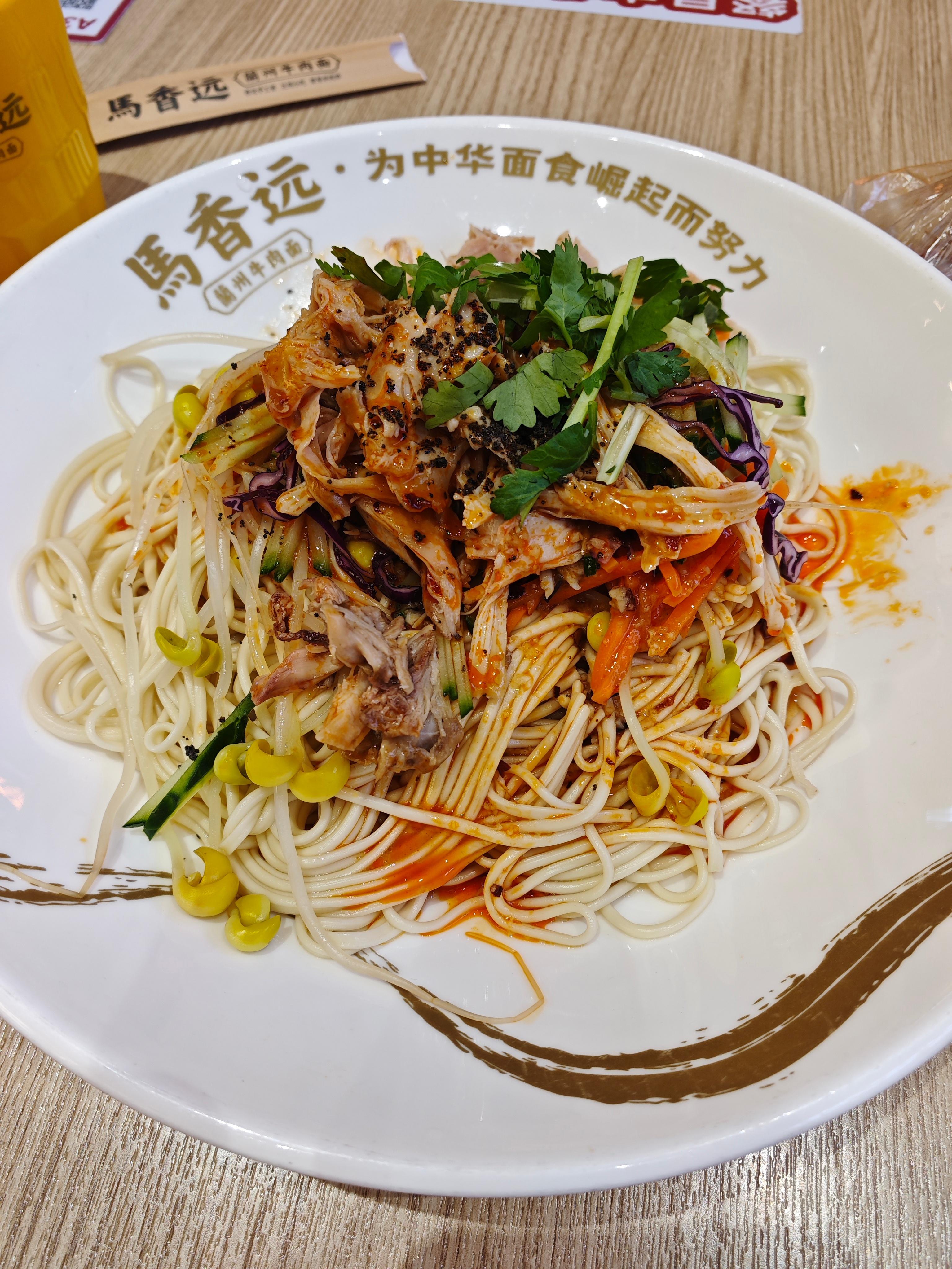 今天练后，手撕鸡凉面旁边还有楼下超市买的鸭腿，增加下蛋白质[柯基] ​​​