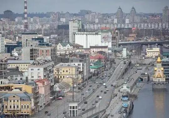 乌克兰传来不幸的消息，基辅突然遭遇密集袭击，爆炸声接连响起，目前已造成4人不幸死