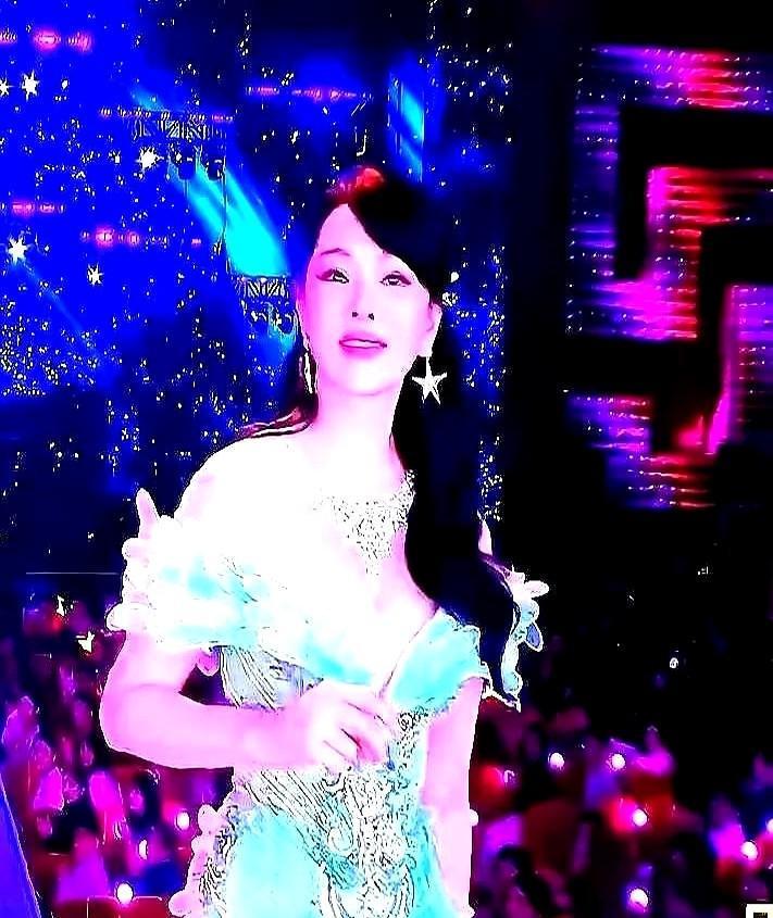 很多人以为夫妻分房睡，就是感情走到头了。

伊能静和秦昊却分房睡了整整三年。她说