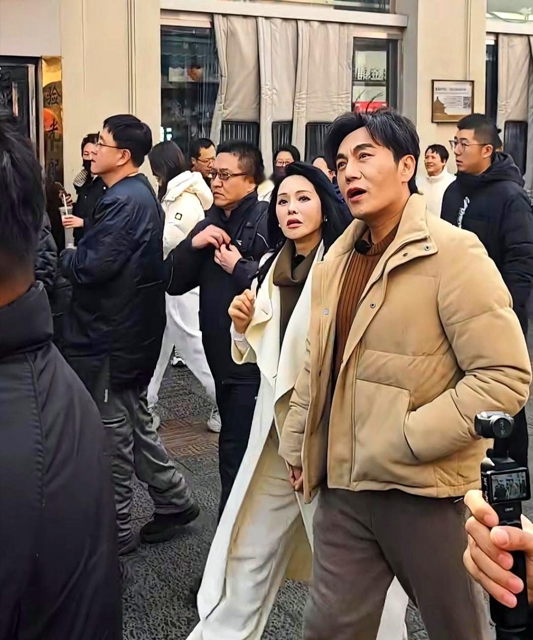 沈阳中街，57岁伊能静的大衣吊牌，晃了一路。
 
旁边秦昊瘦了一大圈，全程十指紧