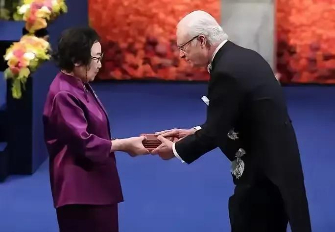 美国科学院作出了明智的抉择。
4月30日，杰出药学家屠呦呦荣耀加冕，成功当选为美