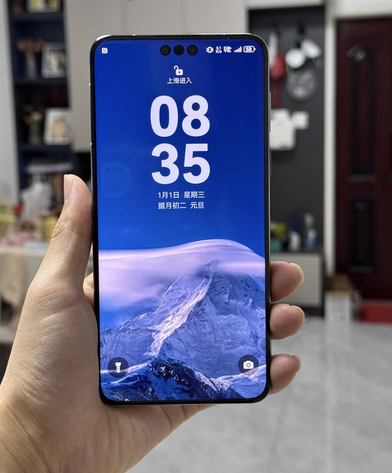 2025上班第一天！纠结了好久，还是把华为 Mate70 Pro+拿下了！ 
