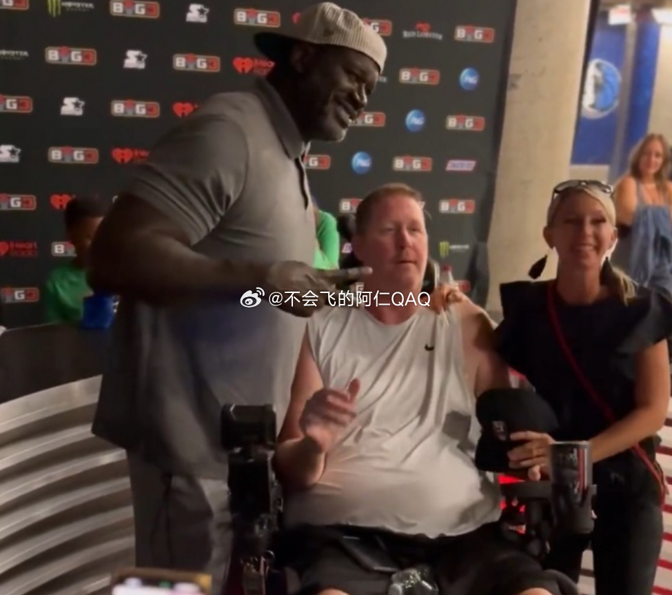 前NBA球员、53 岁的“大竹竿”肖恩-布拉德利坐轮椅观战Big3联赛，一双小腿