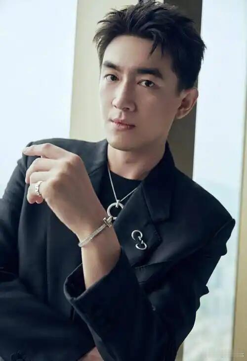 林更新无畏同框 本来冲着电竞赛事来，结果被这组同框抓住眼球，希望多出点后台花絮镜