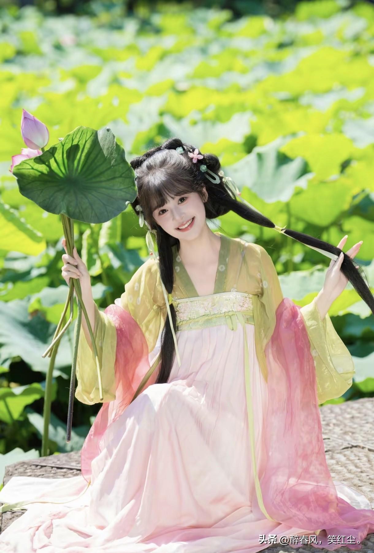 粉裙 · 绿袖 · 青莲 · 微风
夏天，就该这样仙气飘飘地过。荷风汉服少女