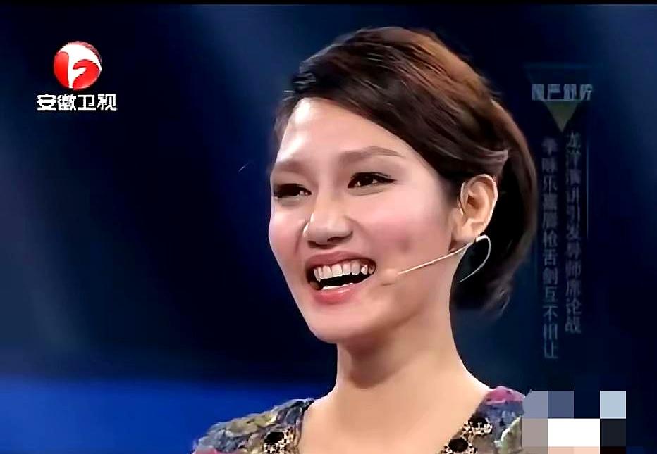 春晚那会儿，好多人吐槽龙洋眼神老是飘，没对上镜头。
说实话，光靠化妆真背不了这锅