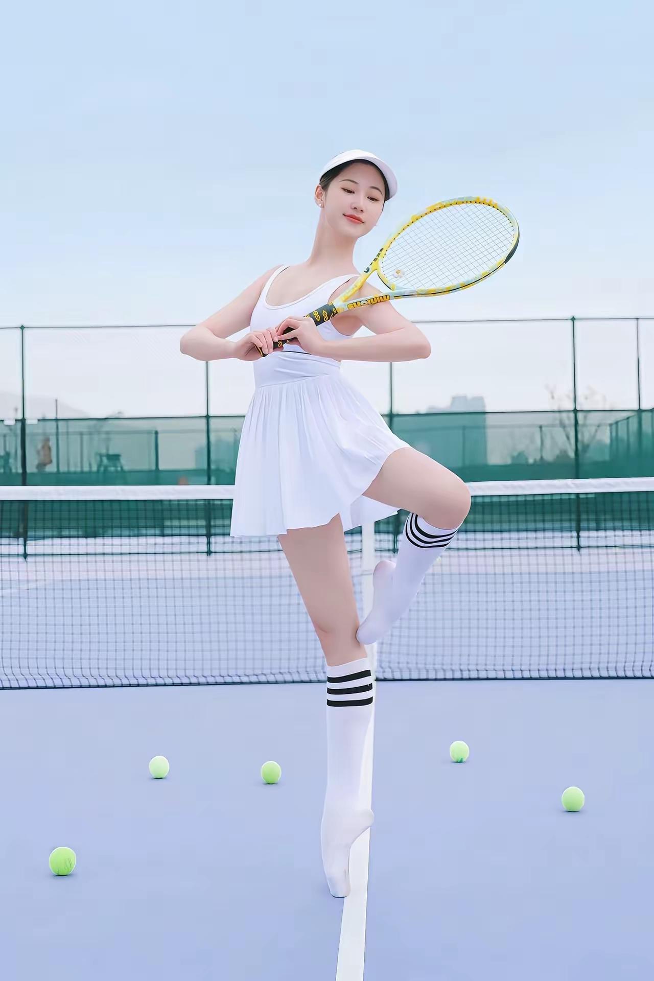 网球少女风，轻盈一跃，击球瞬间！🎾👗👟