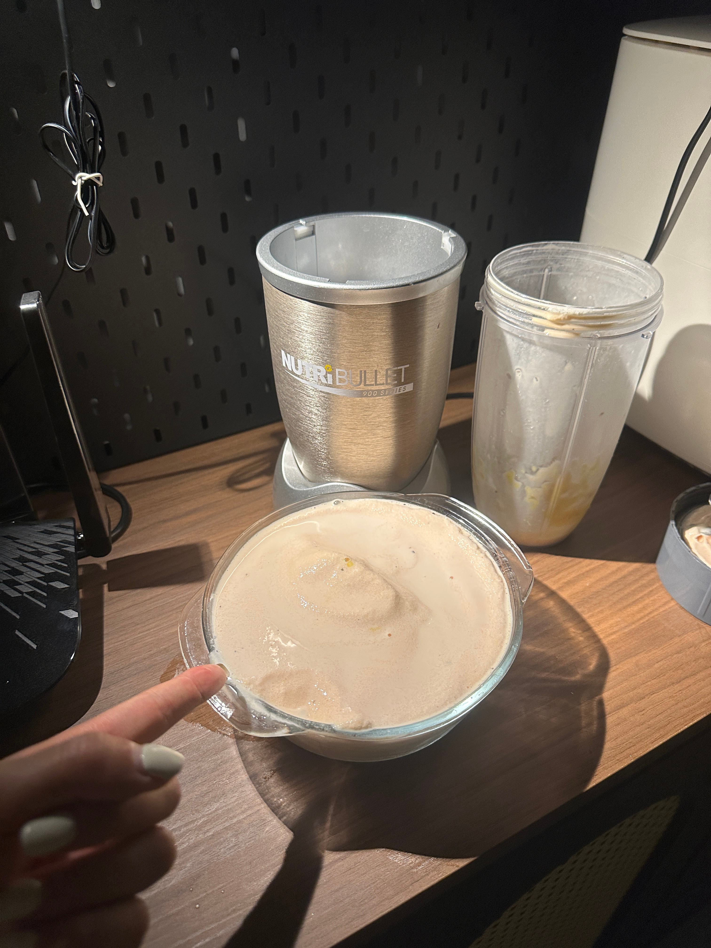 大半夜突发奇想做一杯蛋白奶昔 结果这么大一盆…根本吃不完 