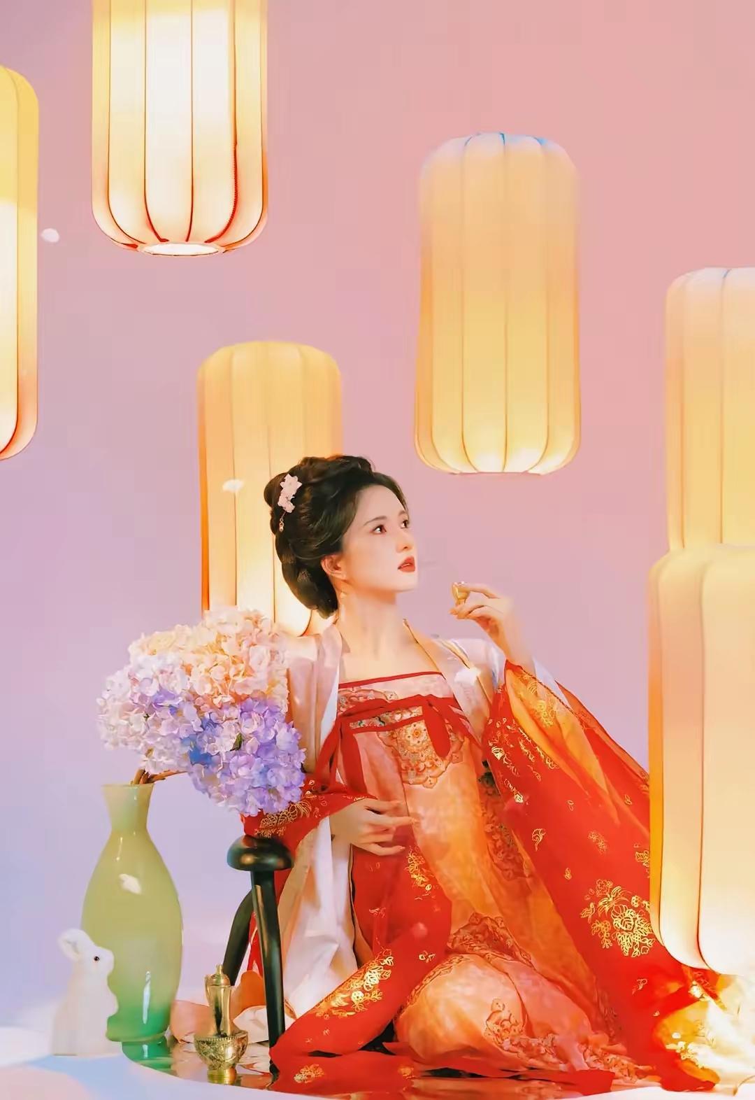 刘些宁，一袭红妆，半抱琵琶。于万千灯火中，惊艳了时光，温柔了岁月
衣袂翻飞间，是