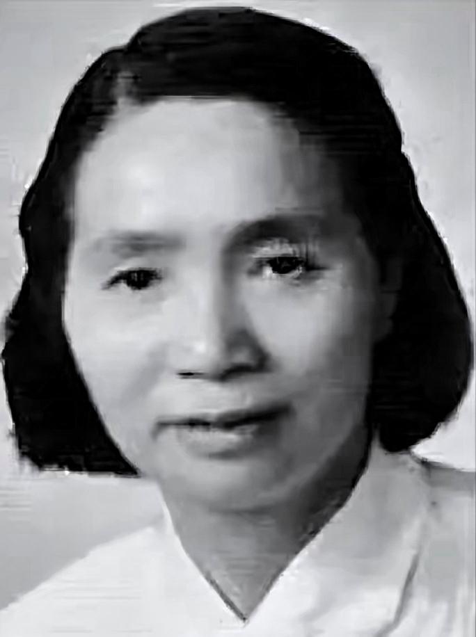 长征路上，一身高不到一米四的女兵背着一个成年男子，翻了整整两座山，23年后，两人