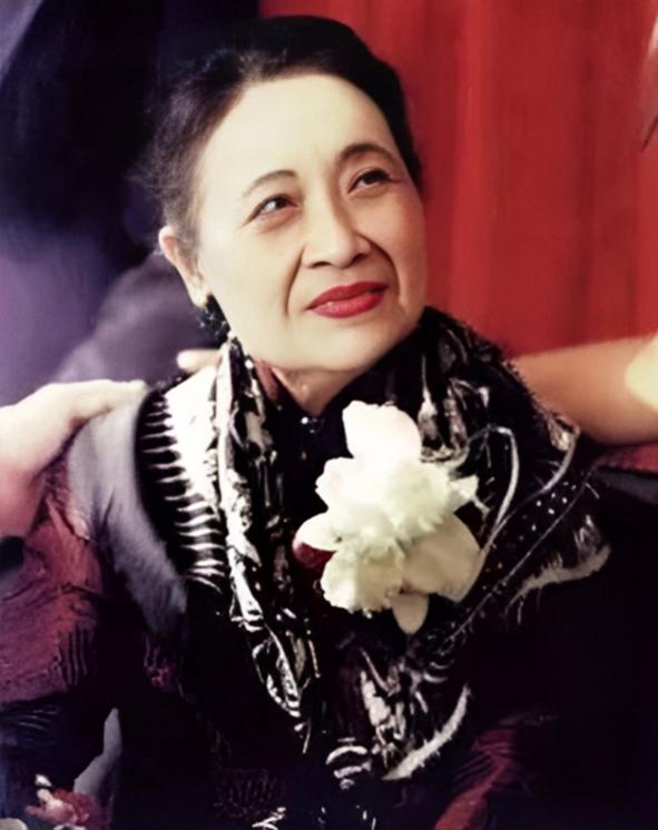 2003年，宋美龄在寓所安详离世，根据护士张莉枫回忆：晚年的宋美龄，孤独的时候经