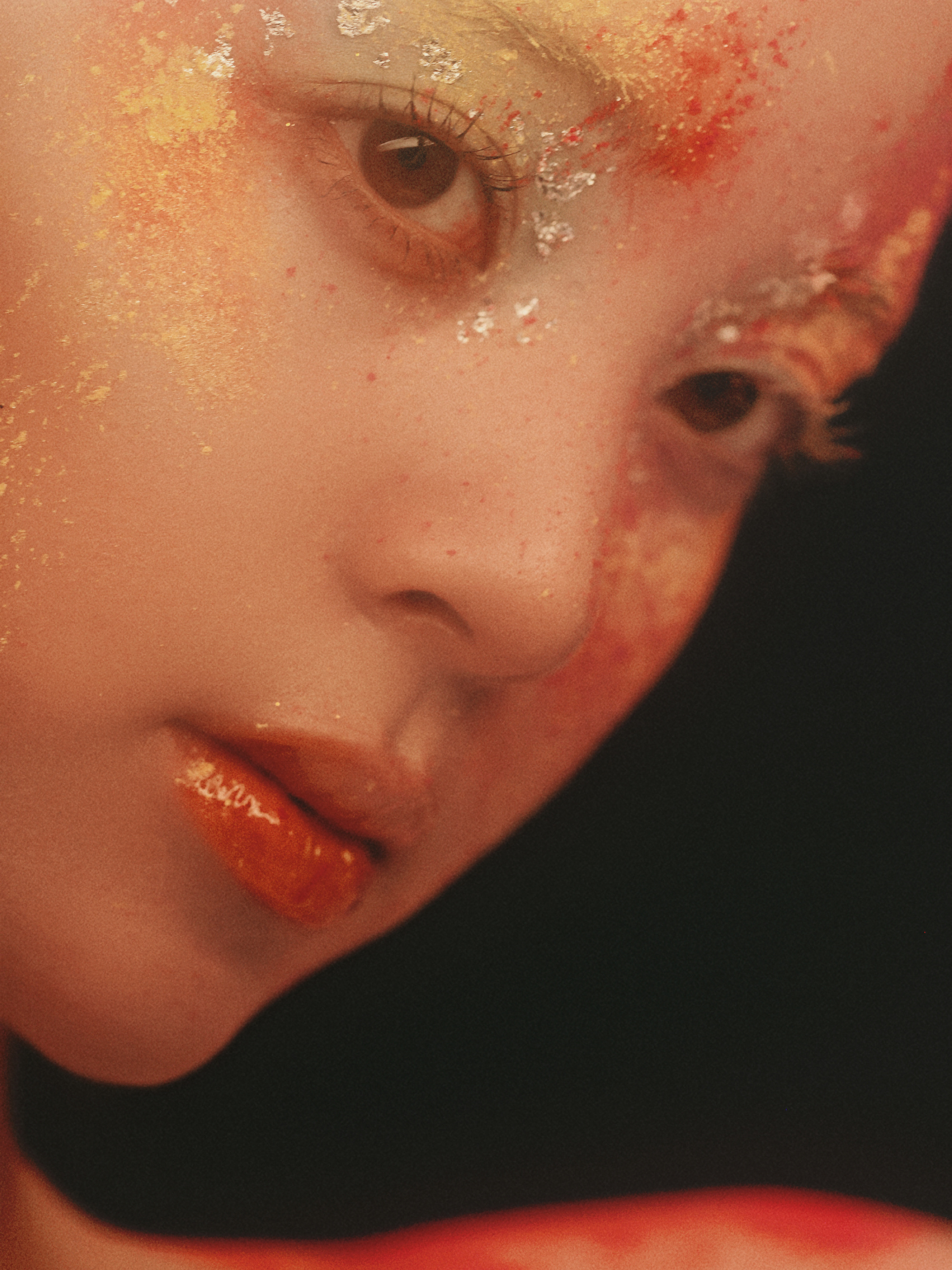 欧阳娜娜好大胆的尝试 把“突破”二字刻进DNA！贴头皮、撞色眼妆、复古薄纱…在V