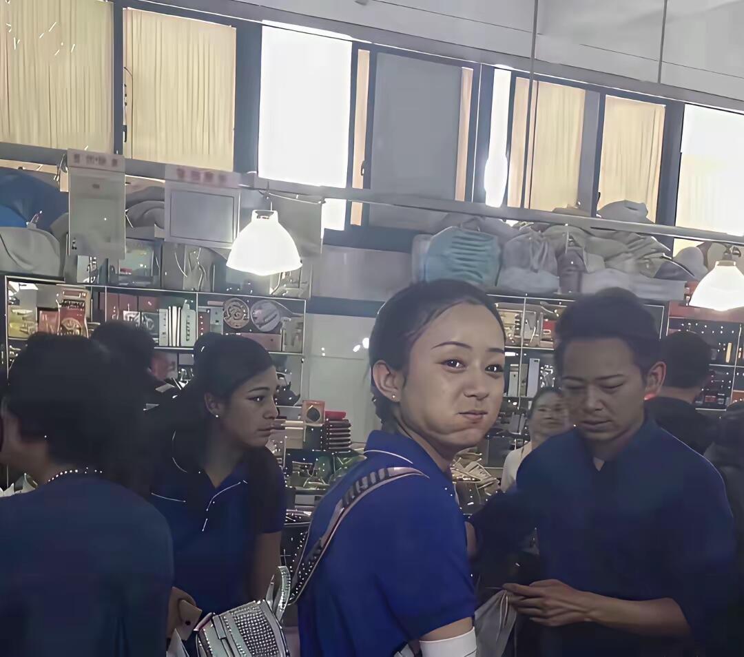 谁能想到，当年那个穿着蓝色工服、一脸稚气的中专女孩，后来活成了全民熟知的大女主。