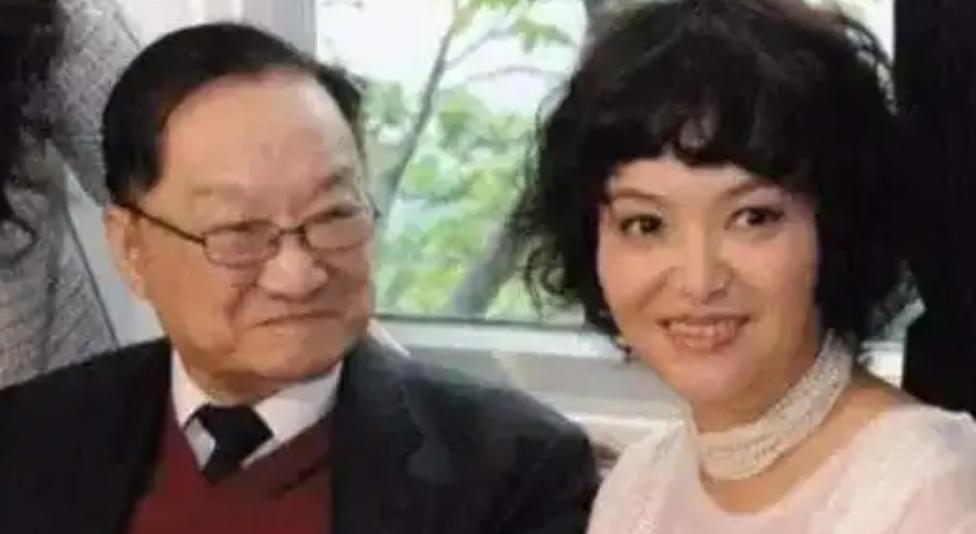 1976年，香港，金庸接了个电话。儿子哽咽着问：“爸，人活着到底有什么意思？”金