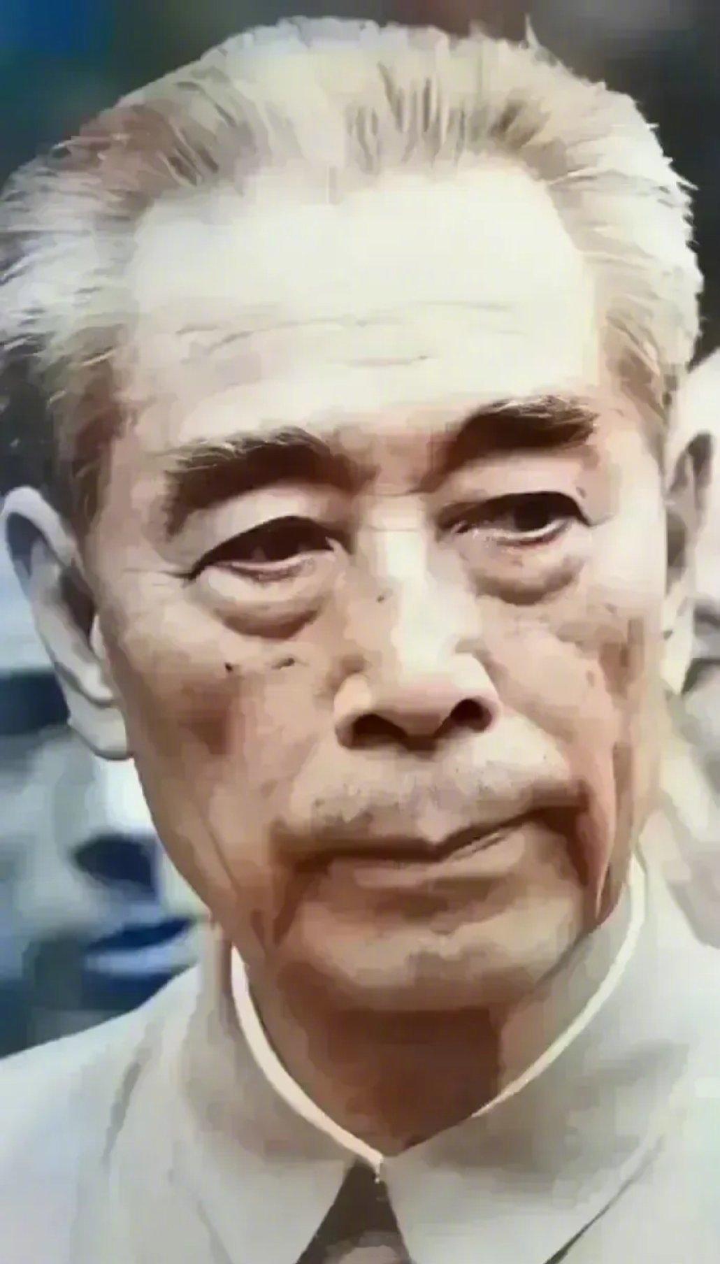 他生前一身正气，两袖清风；他死后没有墓地，没有遗产，临终前把仅有的工资积蓄全部捐