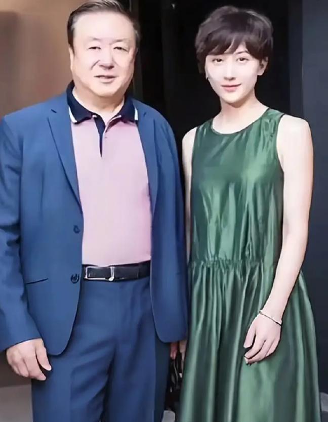 她与大自己30岁的尤小刚结婚，现如今老公74岁儿子8岁，可算有"钱"人终成眷属。