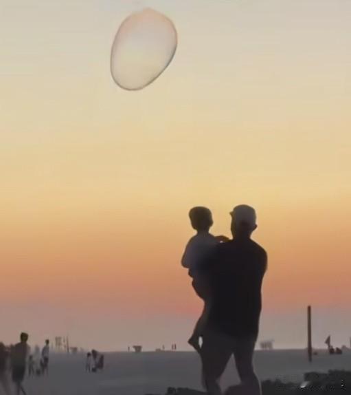 谁懂啊？
男人不想回家，女人不想回家，连孩子都不想回家。

男人不愿意回家，因为