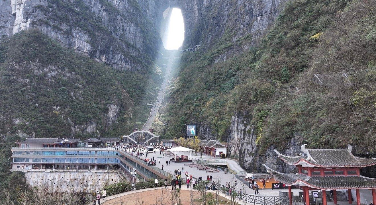湖南天门山现罕见天门穿光奇观很多人说，旅行是为了逃离日常。但在天门山国家森林公园
