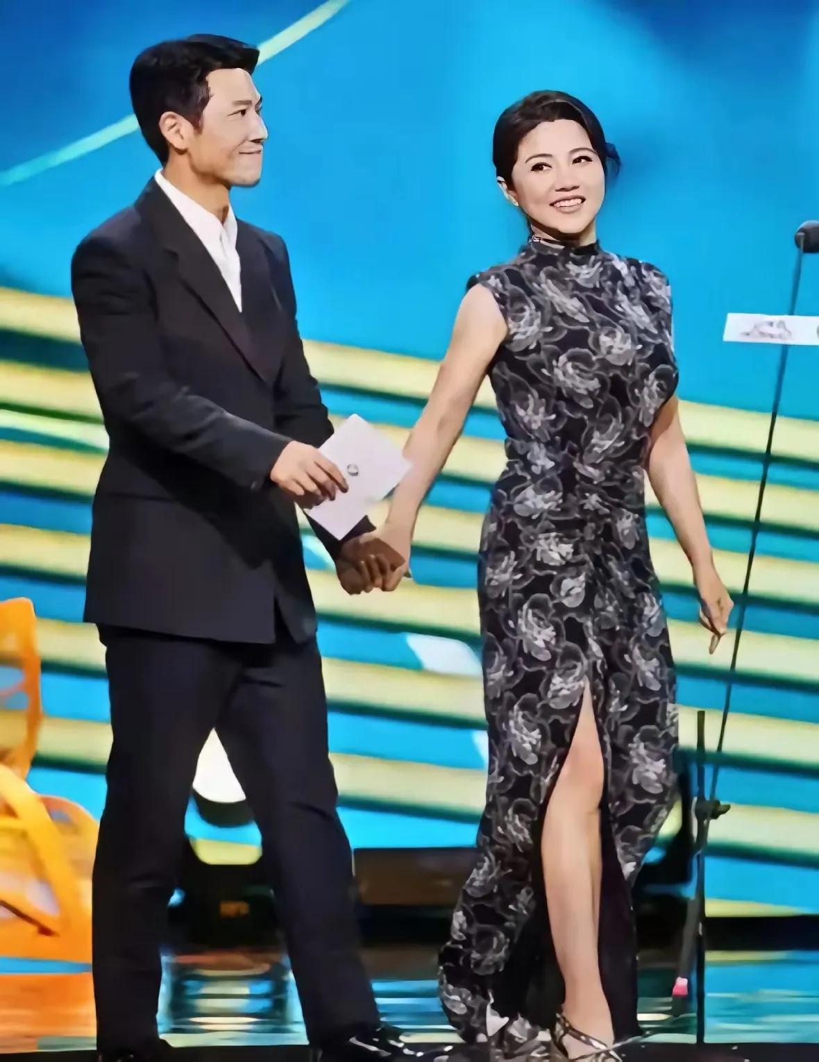 颜丙燕比王骁大6岁，两人在电视剧《大考》里饰演夫妻，王骁饰演的丈夫慵懒而不失温情