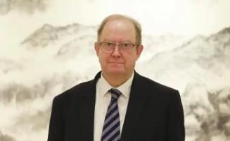 英国著名学者罗思义就未来中美关系以及核战争发出预言。
他说，中国有些人认为，中美