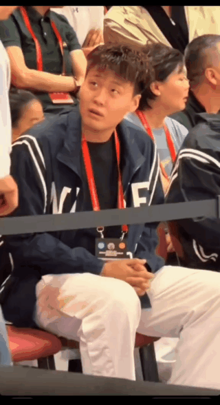 女篮杨力维与赵睿动作有点甜，不会是“姐弟恋”吧[思考][思考][思考] ​​​