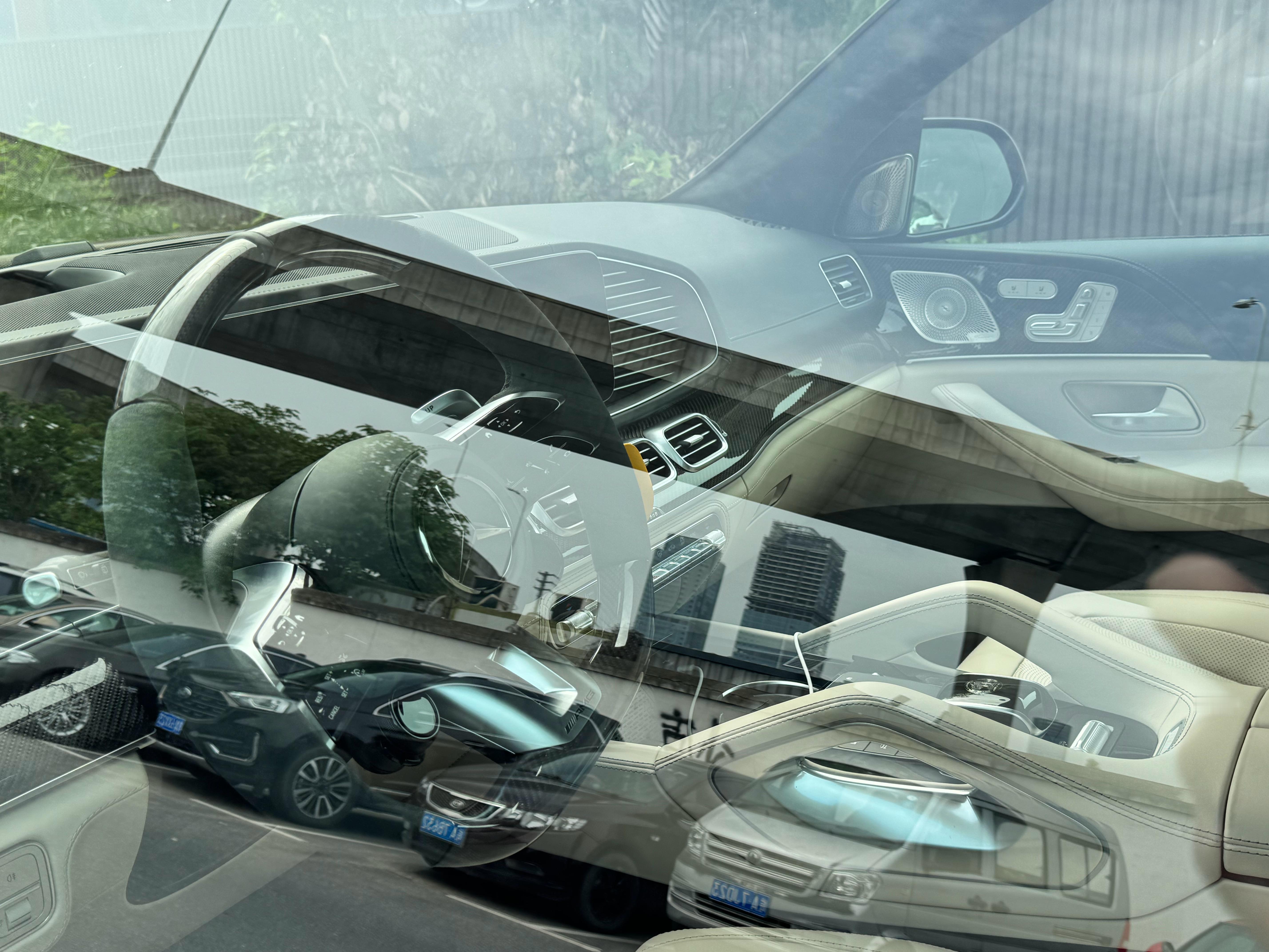 正品的奔驰GLS63！妥妥的老钱风！太帅了！这么大的车，V8大心脏，百公里4秒多