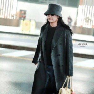 贾玲瘦身蜕变惊艳米兰 机场亮相气场碾压，这状态太绝了
 
消失许久的贾玲一露面就