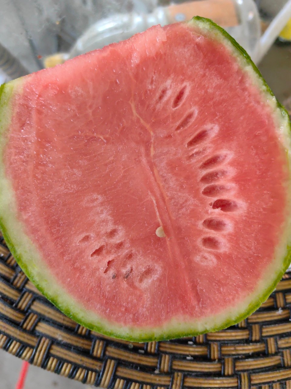 这个好物闭眼入﻿ 小个头得西瓜， 不用担心一次吃不完皮薄红心脆甜的，这个瓜的瓜皮