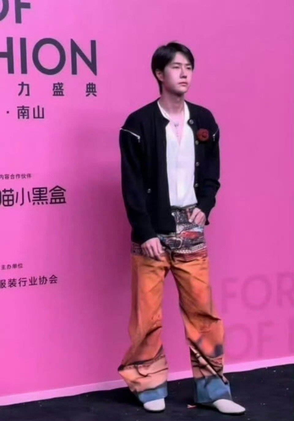 王一博为什么不喜欢穿裤子啊，老是松松垮垮的 ​​​