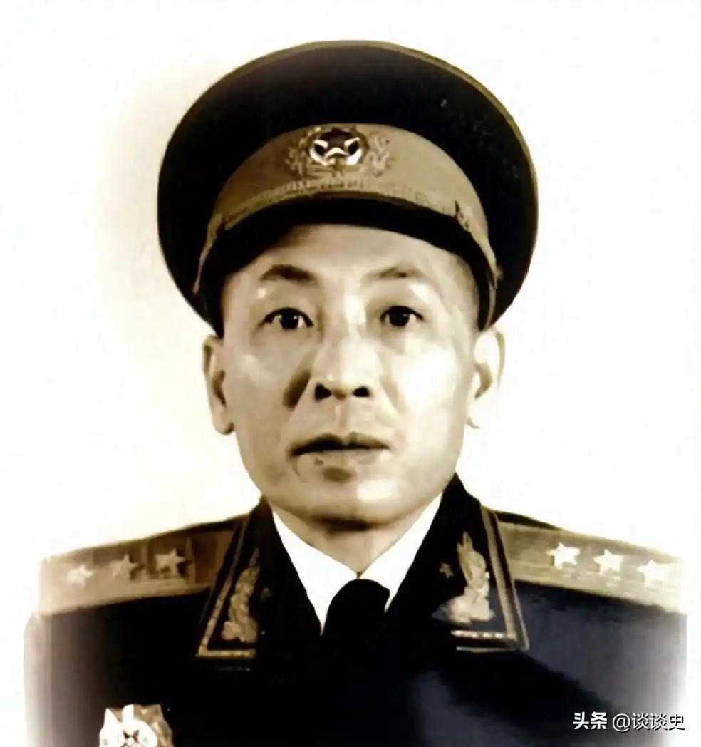 1935年，红军师长写好投降信准备带全师投敌，21岁政委马上控制住对方，并审判处
