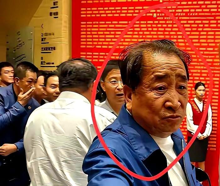姜昆在台上那会儿，谁没在电视机前笑得前仰后合过。
春晚一出场，就是全国同步的快乐